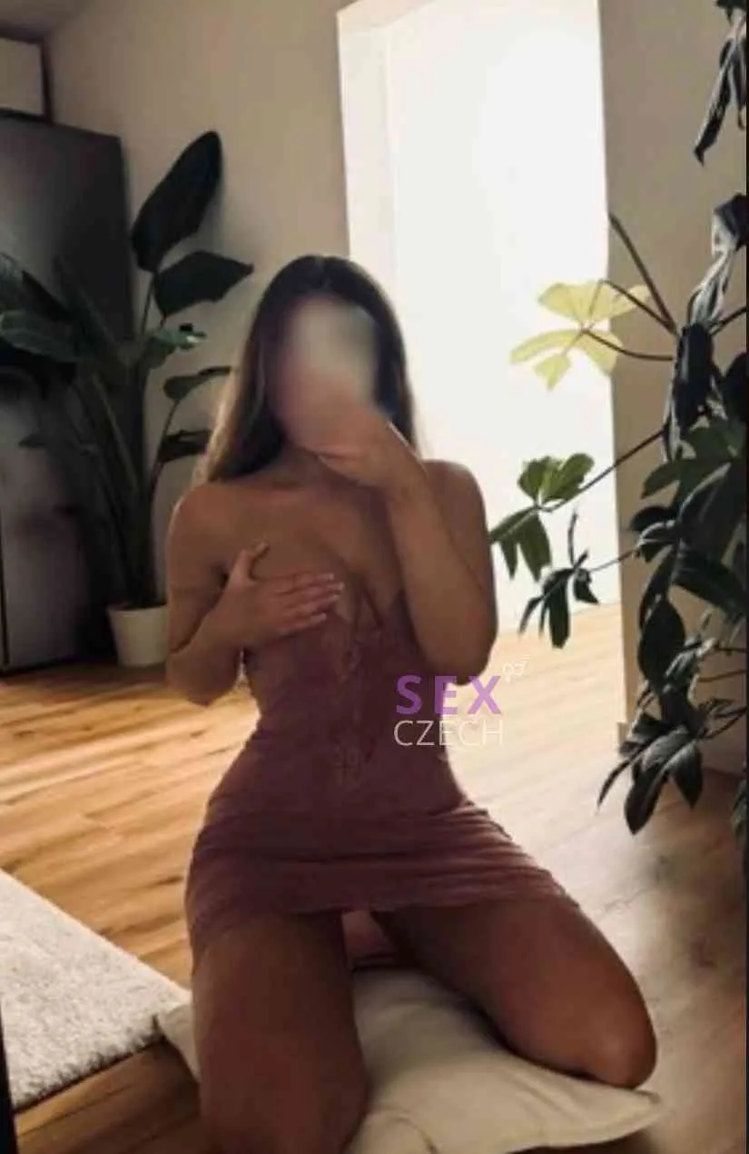 Sexy brunetka Martina