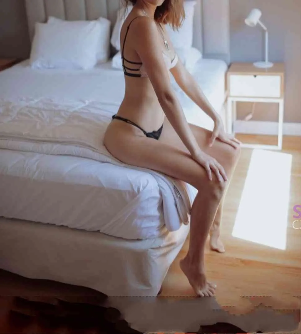 Atraktivni Nina 
